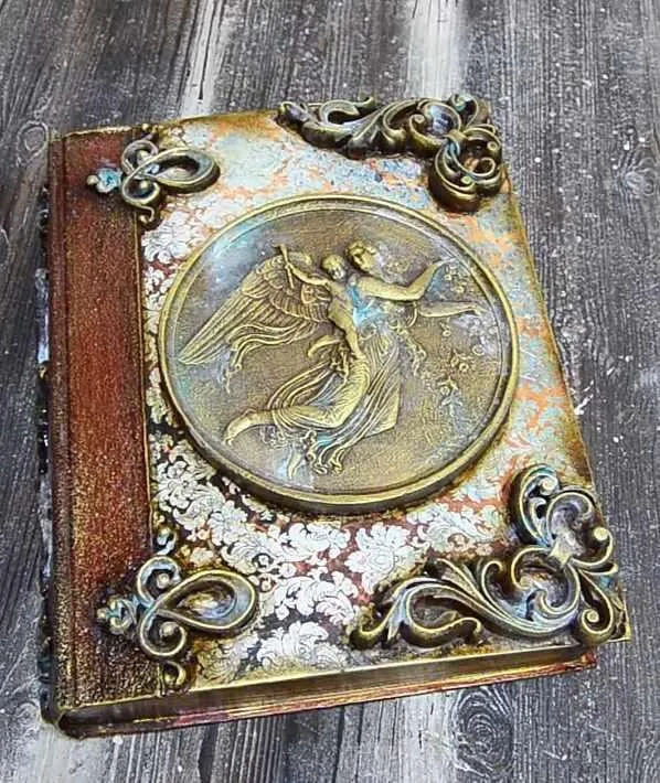 Имитация старинной фурнитуры. Книга Петергофские тайны (Галина Вакула)