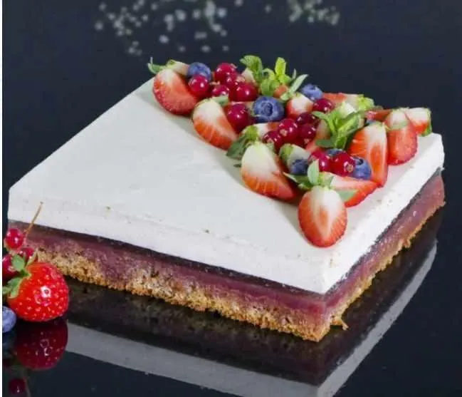 [Pastry School] Бисквитно-муссовый торт «Шампань-Де-Фрез» (Елена Крохмаль)
