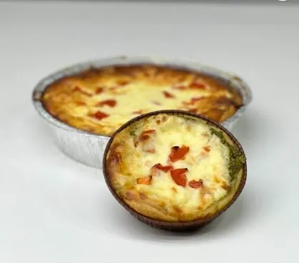 Мягкая тарталетка Закусочная Паста из филе трески с кусочками томатов, под Сливочным соусом на подушке соуса песто из петрушки (Мария Манахова)