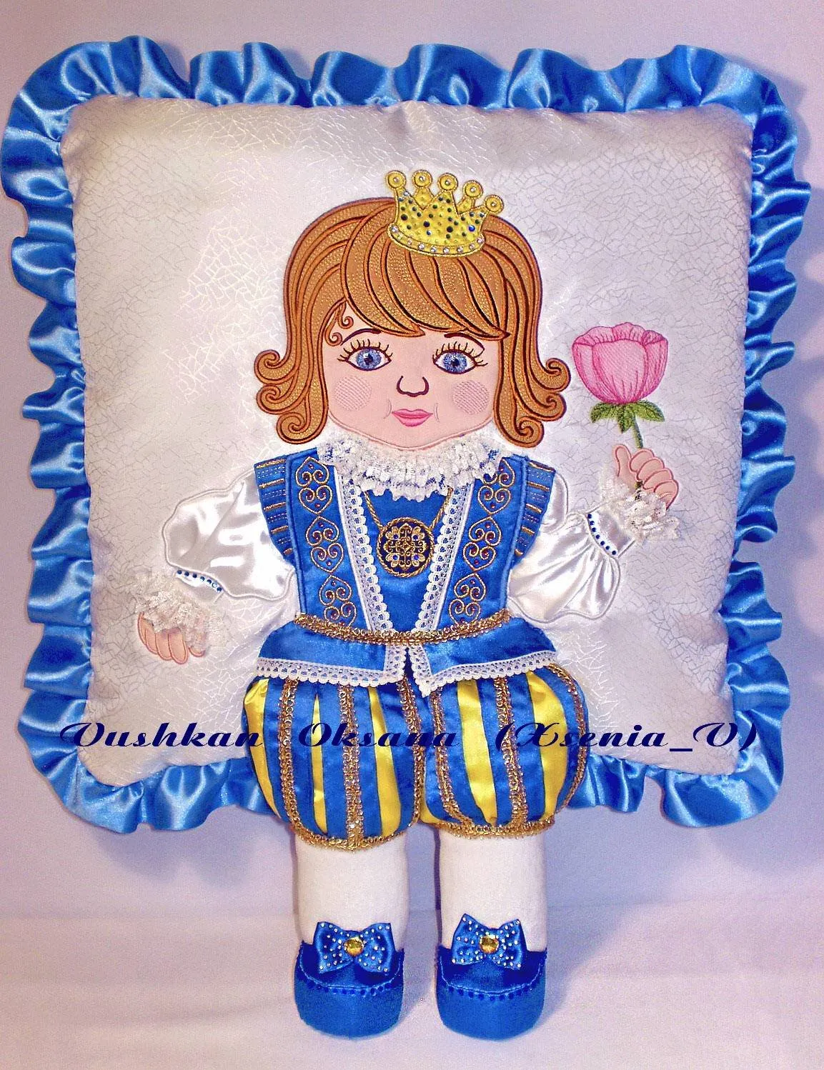 [Embroedery] Вышивальный дизайн «Кукла маленький принц на подушку» (Xsenia_V)