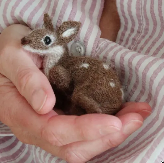 [Вяжи.ру] Вязаный спицами оленёнок Miniature Fallow Deer (Claire Garland)