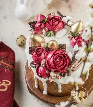 Кружевной кулич с цветами и яйцами (Надежда Коломейцева)