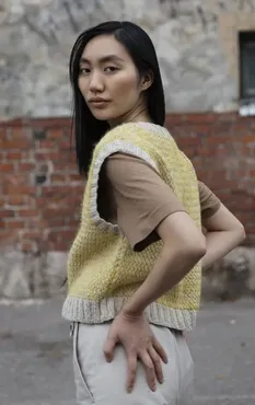 Вязаный спицами жилет Yu (Valerie Ng)