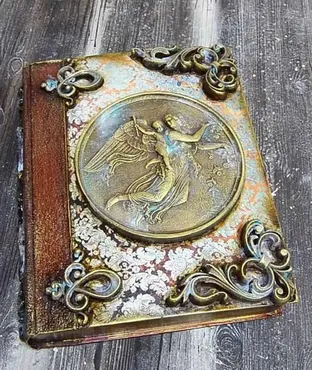 Имитация старинной фурнитуры. Книга Петергофские тайны (Галина Вакула)