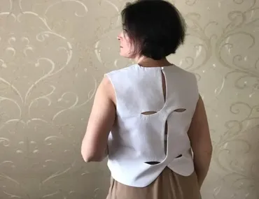 Топ с фигурной спинкой (Ульяна Захватова)