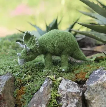 [Вяжи.ру] Вязаный спицами динозавр трицератопс Triceratops