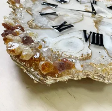 Оригинальные часы с эпоксидным рисунком, камнями и стразами (Лилия Потапенко)