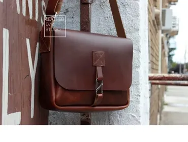 Кожаная сумка-мессенджер, модель  «Crossbody 42» [LeatherDIYStudio]