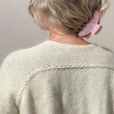 [Вяжи.ру] Красивая блуза с интересными деталями Yara_sweater, вязаная спицами сверху (Malin Borgersen)