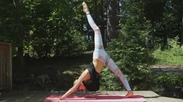 [Bohobeautiful] 45 Minute Power Yoga Flow | It’s Time To Focus On Your Core (Juliana Spicoluk)