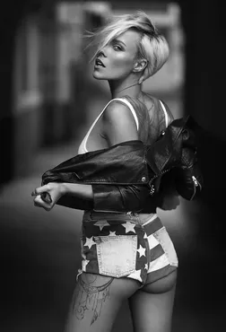 Miri in the door. Control the light and make a great bw photo (Joakim Karlsson)