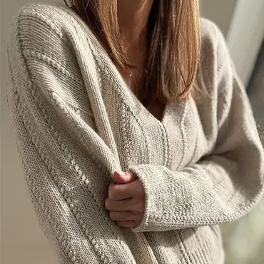 [Вяжи.ру] Элегантный свитер с красивой V-горловиной Flow Loop V-Neck, вязаный спицами сверху (Other Loops)