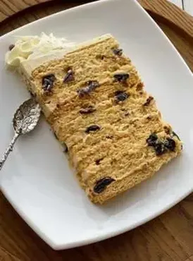 Торт «Медовик с черносливом и орехами» (kasadelika)