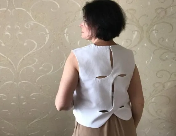 Топ с фигурной спинкой (Ульяна Захватова)