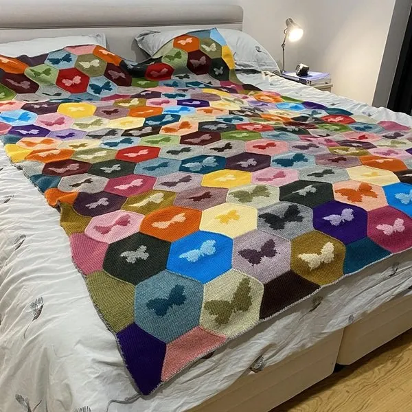[Вяжи.ру] Жаккардовый плед с бабочками Butterfly Patchwork Quilt (Dee Hardwicke)