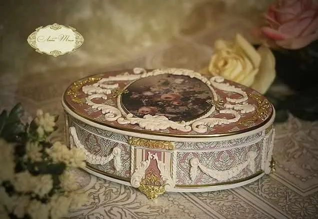 «Розы на снегу» Овальная шкатулка (Люба Тим)