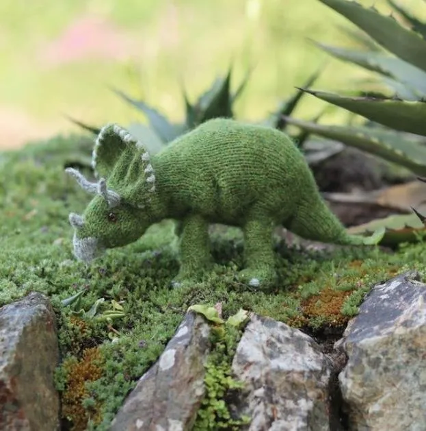 [Вяжи.ру] Вязаный спицами динозавр трицератопс Triceratops