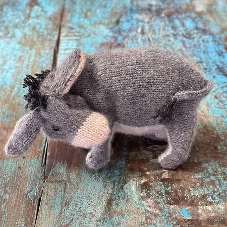 Вязаный спицами ослик Иа Eeyore (Claire Garland)