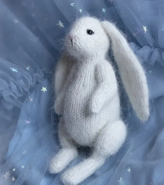 [ArtKnitGroup] Зайка Снежинка спицами (Наталья Голубева)
