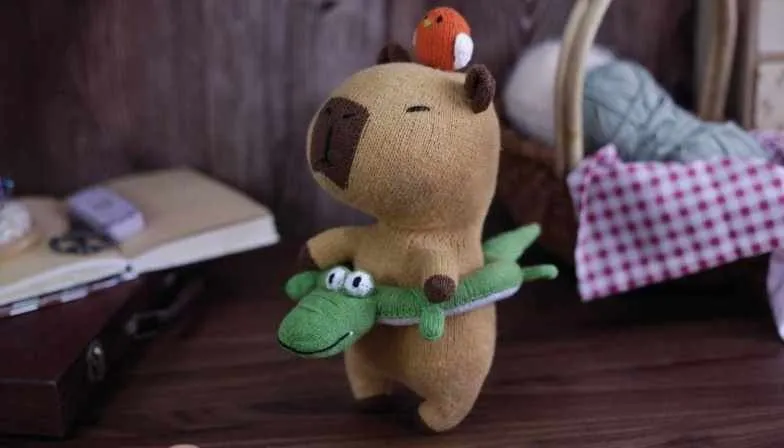 [Вяжи.ру] Вязаная спицами Капибара Otis
