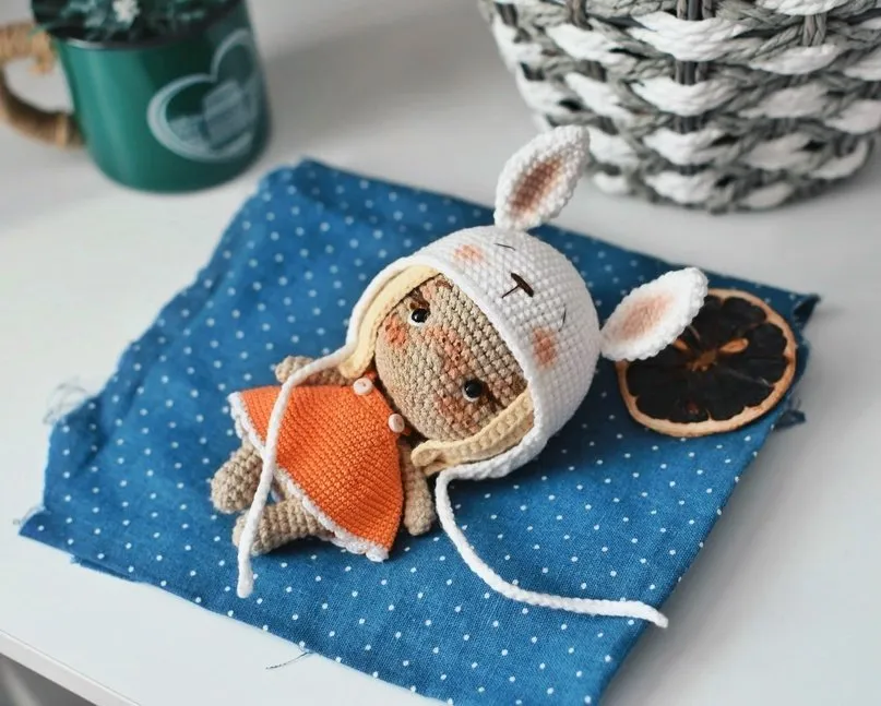 [Straw Animals] Мастер-класс по вязанию куклы в шапочке-зайке крючком (Юлия Устименко)