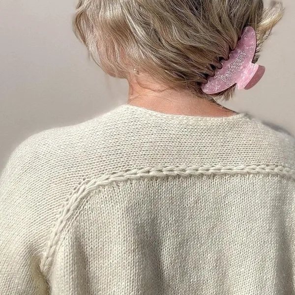 [Вяжи.ру] Красивая блуза с интересными деталями Yara_sweater, вязаная спицами сверху (Malin Borgersen)