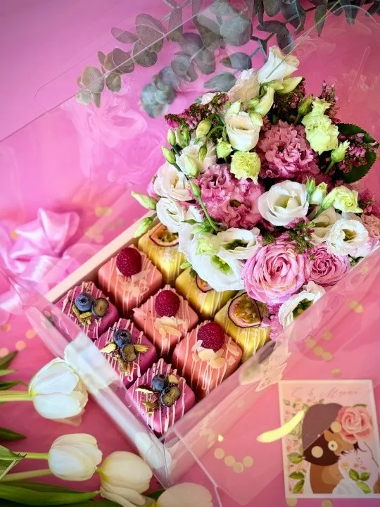 [anastasiya_bakery] Видеоурок «Композиция пирожных с цветами» (Анастасия Политыкина)