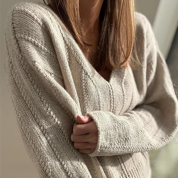 [Вяжи.ру] Элегантный свитер с красивой V-горловиной Flow Loop V-Neck, вязаный спицами сверху (Other Loops)