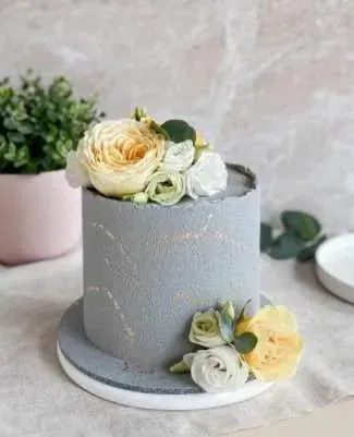 Торты «Тирамису», «Клубничный бархат», «Сникерс» (yanni.bakery)