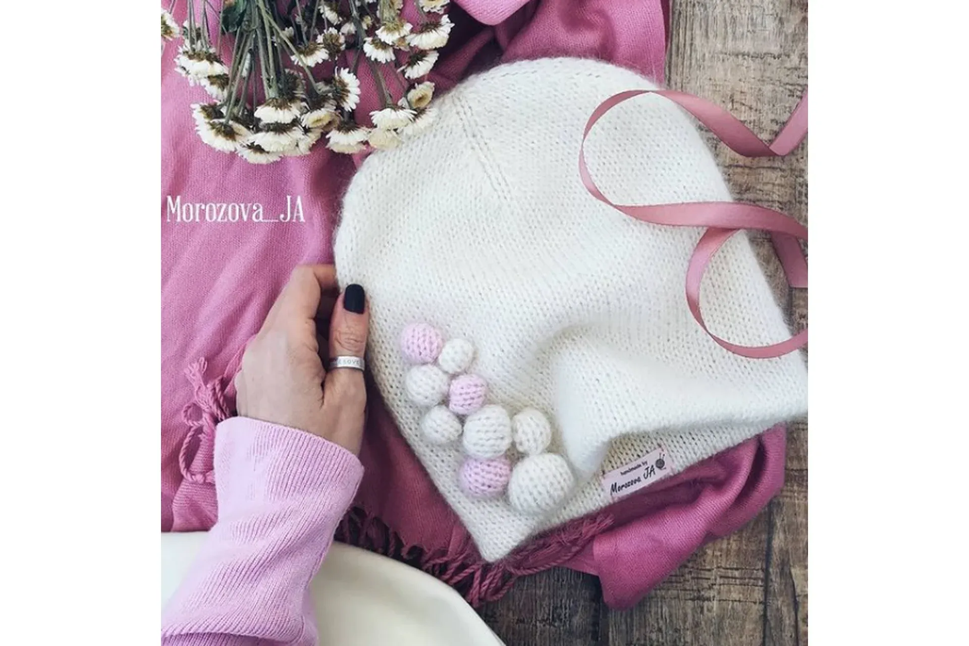 Шапка с объемными шариками (morozova_ja)